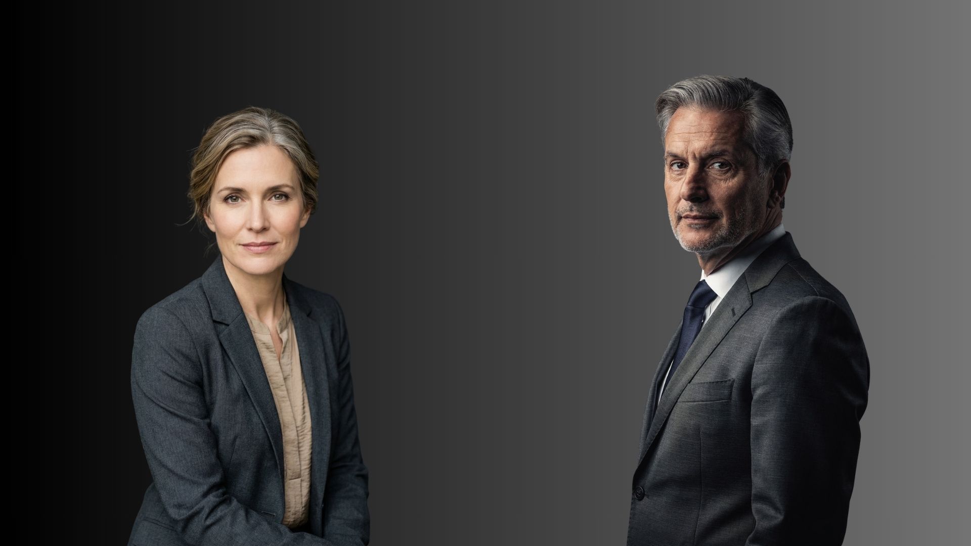 Porträt erfahrener Führungskräfte vor neutralem Hintergrund zur Illustration organisationsbezogener Entscheidungsprozesse.