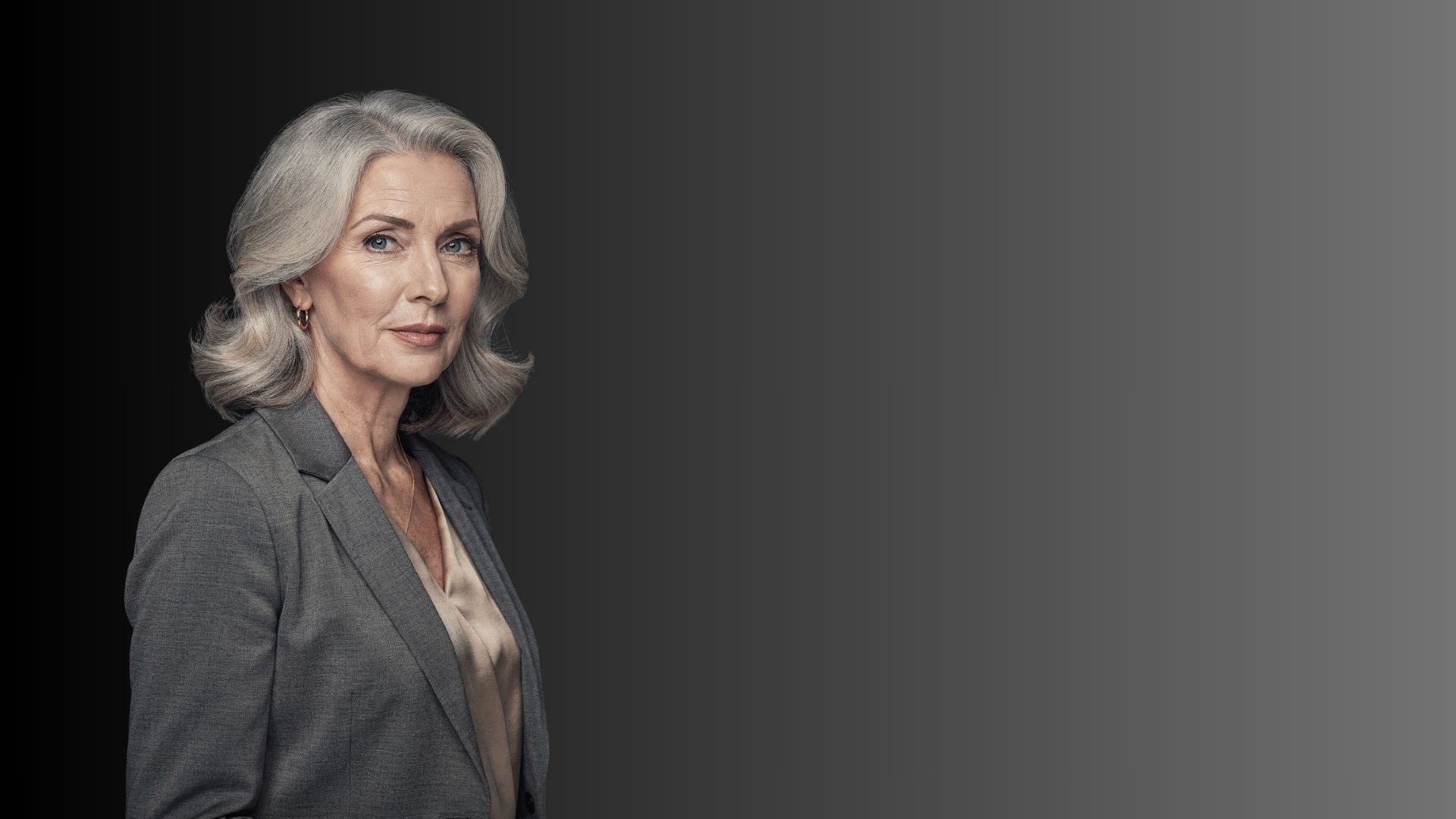 Porträt einer erfahrenen Führungskraft vor neutralem Hintergrund zur Illustration organisationsbezogener Entscheidungsprozesse.